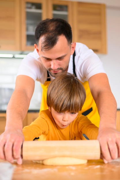 Padre e hijo usando la paleta de tiro medio