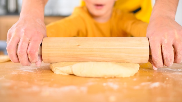 Foto gratuita padre e hijo usando el primer plano de la paleta