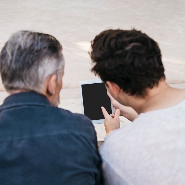 Padre e hijo usando tablet