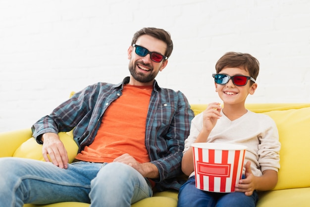 Foto gratuita padre e hijo viendo una película