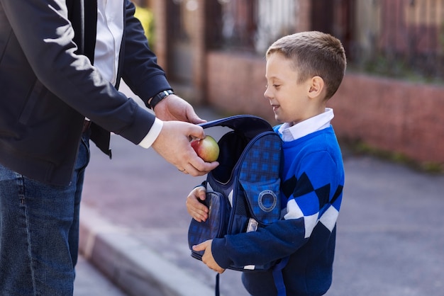 Foto gratuita padre e hijo en la vista lateral del primer día de clases