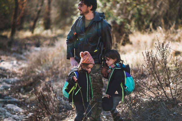 Padre e hijos en el bosque