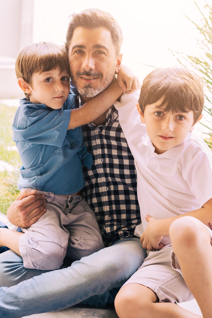 Foto gratuito padre e hijos felices en el día del padre