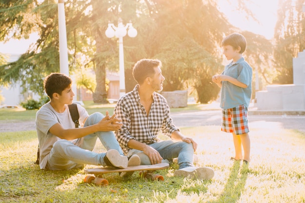 Padre e hijos felices en el día del padre