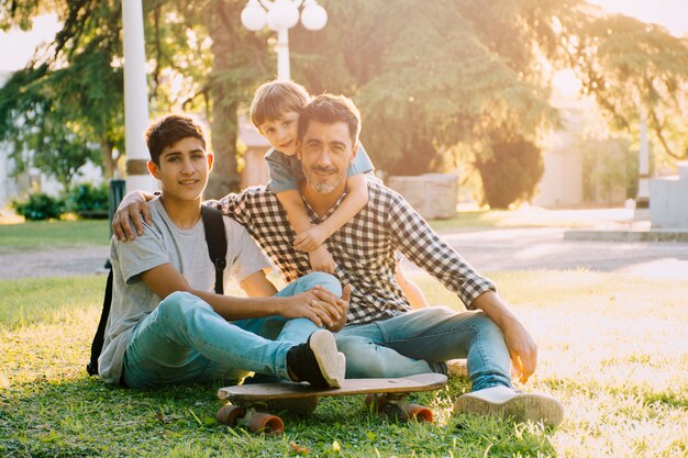 Padre e hijos felices en el día del padre