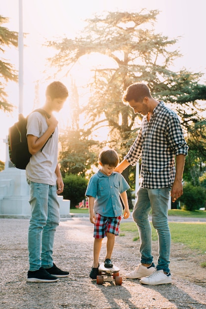 Padre e hijos felices en el día del padre