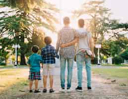 Foto gratuita padre e hijos felices en el día del padre