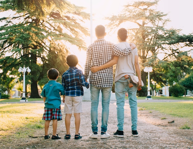 Padre e hijos felices en el día del padre