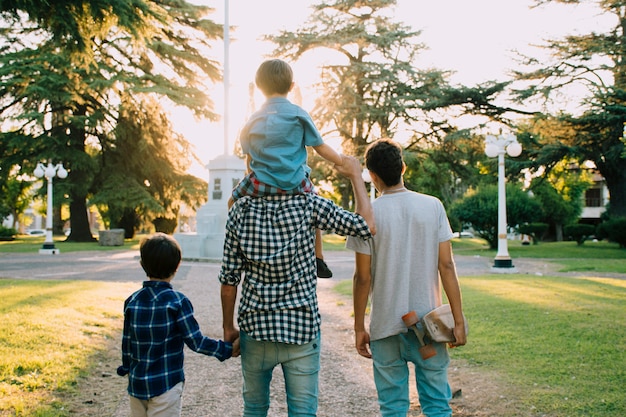 Padre e hijos felices en el día del padre