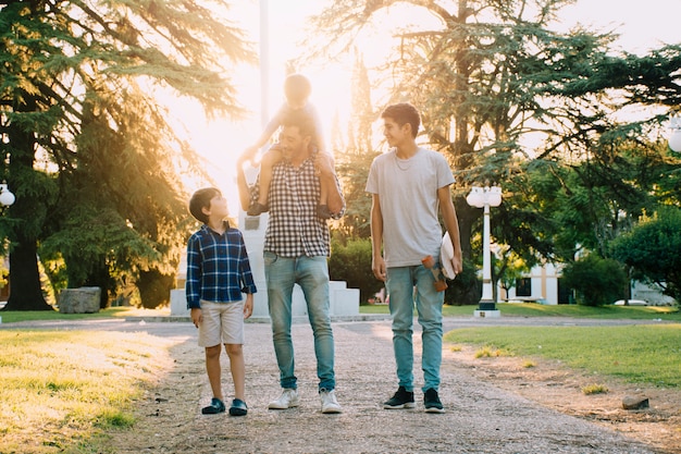 Padre e hijos felices en el día del padre