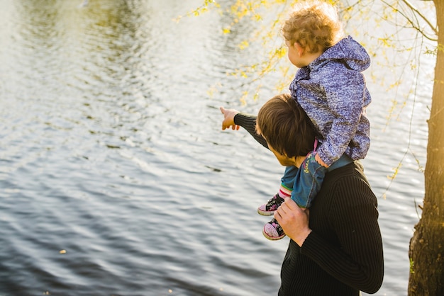 Padre enseñando el lago a su hijo