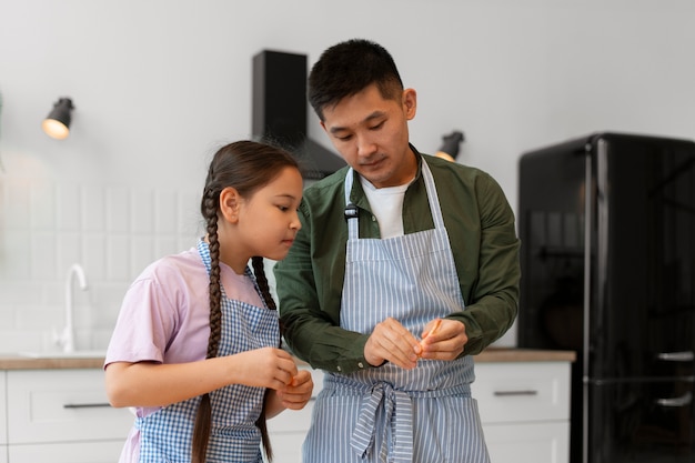 Padre enseñando a su hijo a hacer sushi