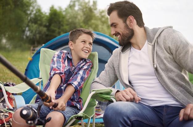 Foto gratuita padre enseñando a su hijo a pescar