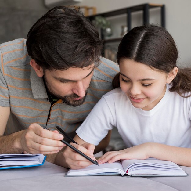 Padre, enseñanza, niña, escribir