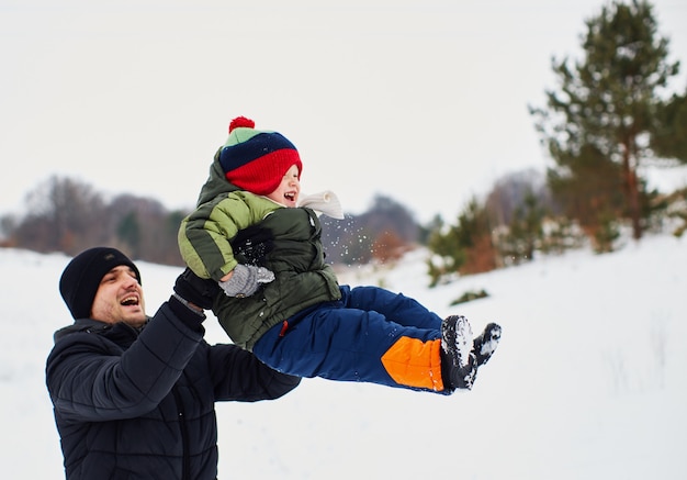 El padre está feliz de pasar tiempo con su hijo.