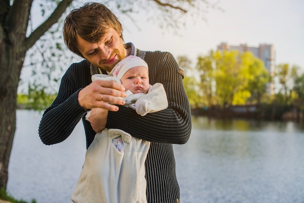 Foto gratuita padre feliz abrazando a su bebé