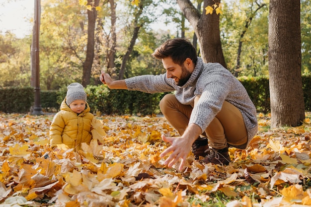 Foto gratuita padre feliz con bebé afuera