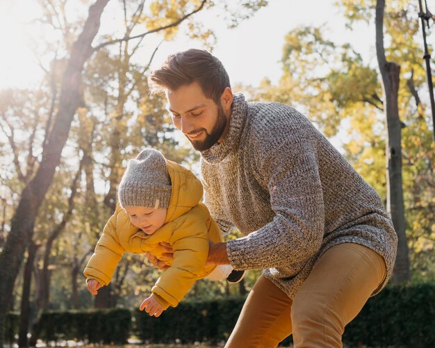 Padre feliz con bebé al aire libre