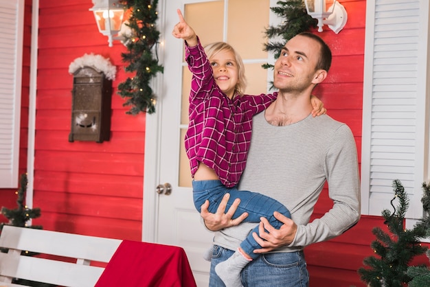 Padre feliz con hija en navidad