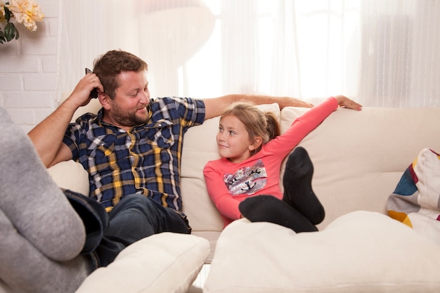 Padre feliz mirando a su hija