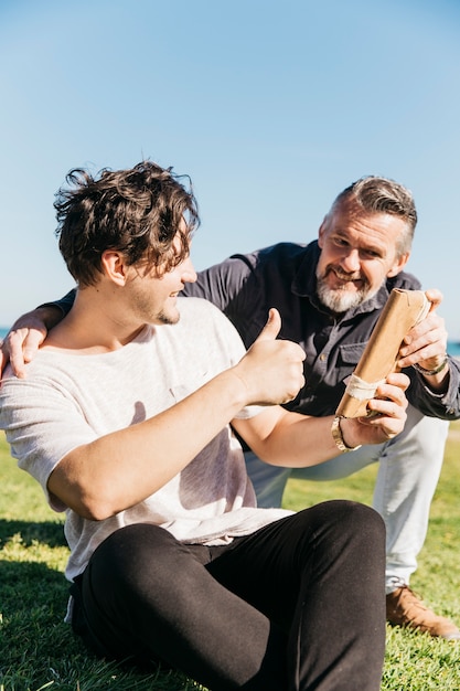 Padre feliz recibiendo regalo de hijo