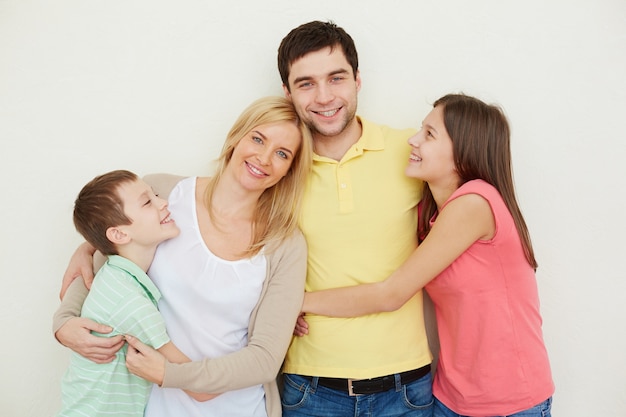 Padre feliz rodeado de su familia