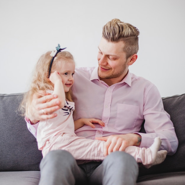 Foto gratuita padre feliz con su hija