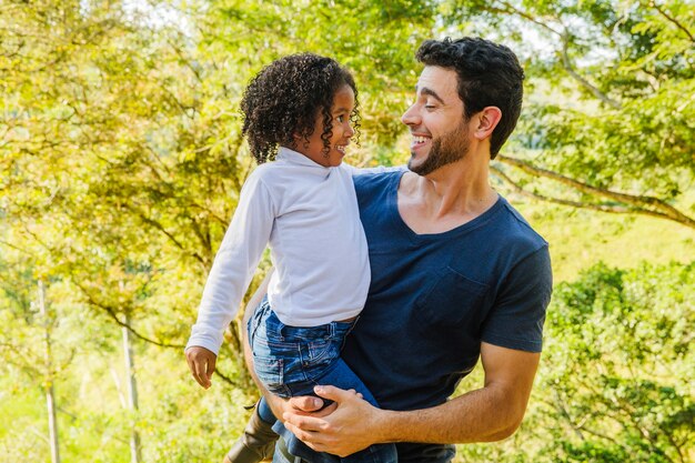 Padre feliz sujetando hija