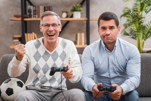 Foto gratuita padre gana un juego frente a su hijo