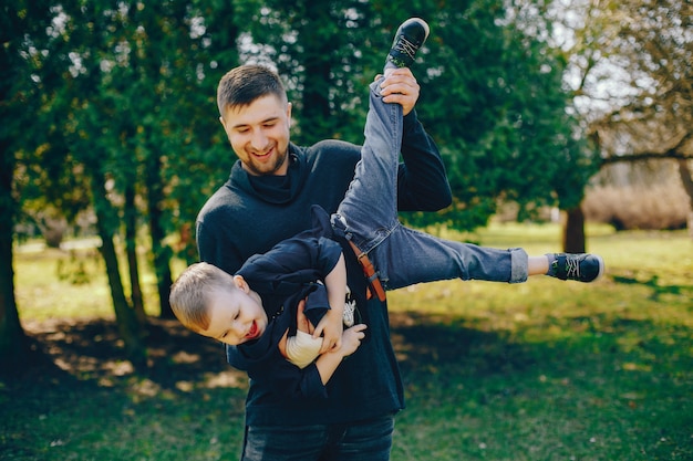 Foto gratuita padre guapo con pequeño hijo