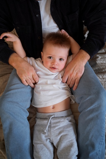 Foto gratuita padre haciendo reír a su hijo haciéndole cosquillas