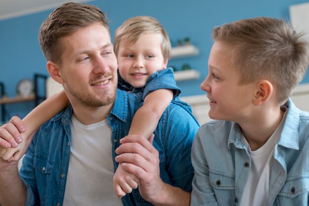 Padre con hermanos mirándose