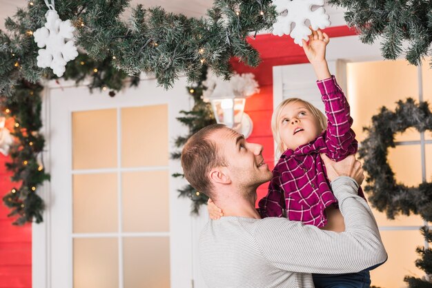 Padre con hija celebrando navidad