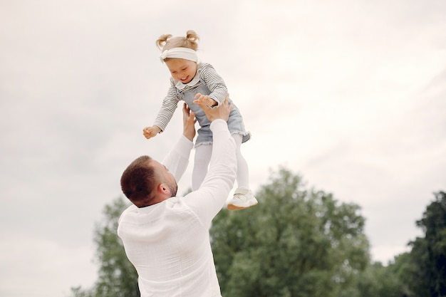 Padre con hija jugando en un parque de verano