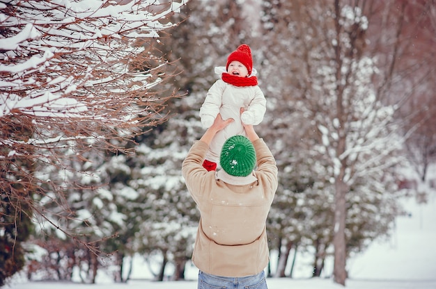 Padre con hija linda en un parque de invierno