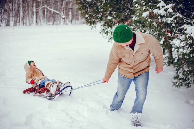 Padre con hija linda en un parque de invierno