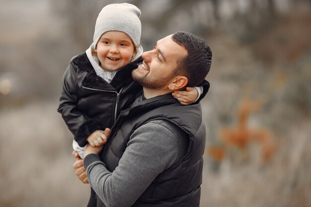 Padre con hija pequeña jugando en un campo de primavera