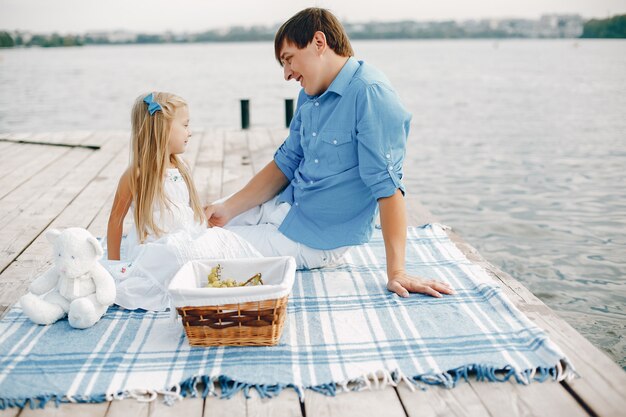 Padre con hija pequeña