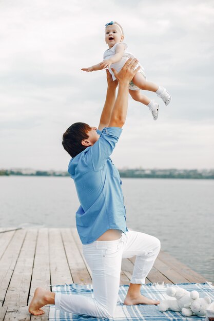 Padre con hija pequeña