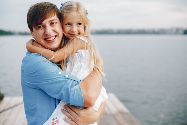 Padre con hija pequeña