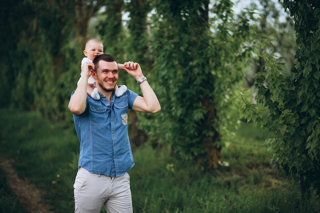 Foto gratuita padre con hija pequeña