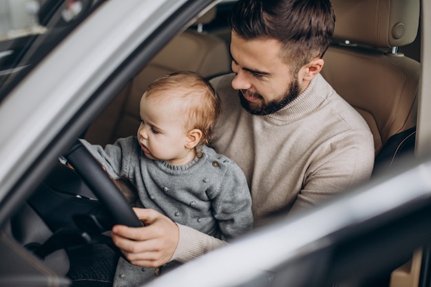 Foto gratuita padre con hija sentada en el coche