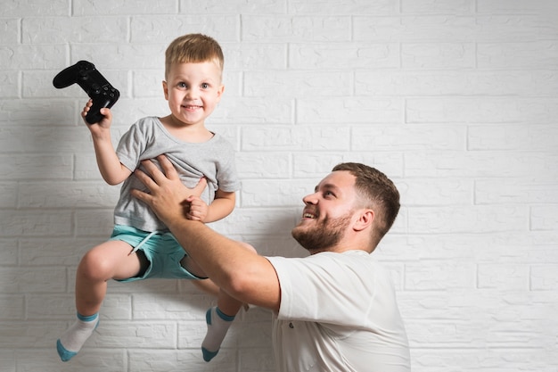 Padre con hijo en el aire en casa