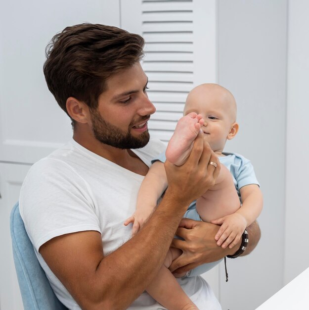 Padre con hijo en casa durante la cuarentena