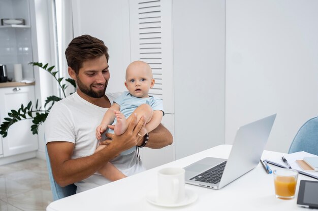 Padre con hijo en casa durante la cuarentena