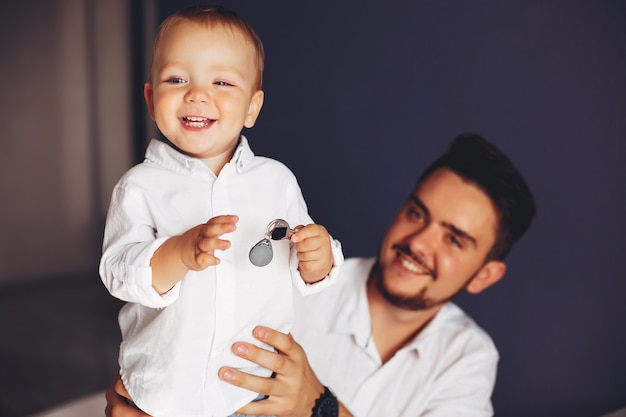 Padre con hijo en casa