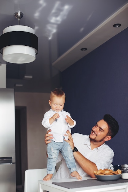 Foto gratuita padre con hijo en casa