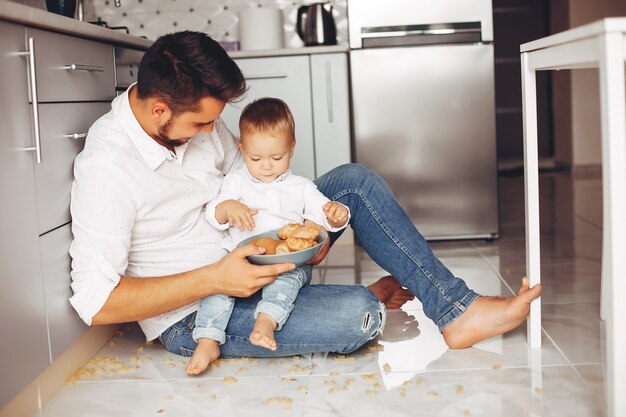 Padre con hijo en casa