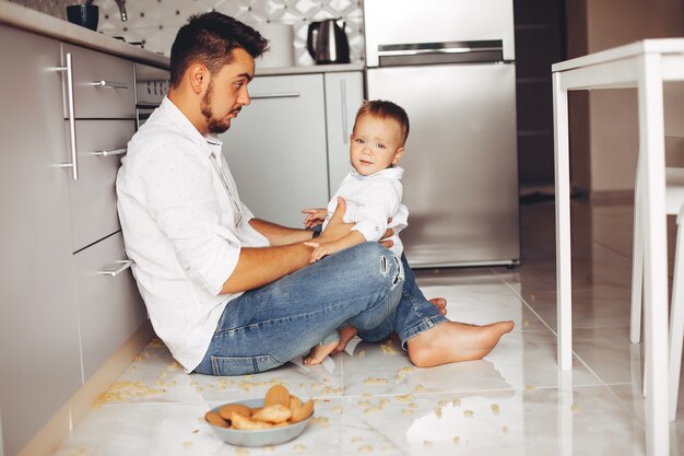 Padre con hijo en casa