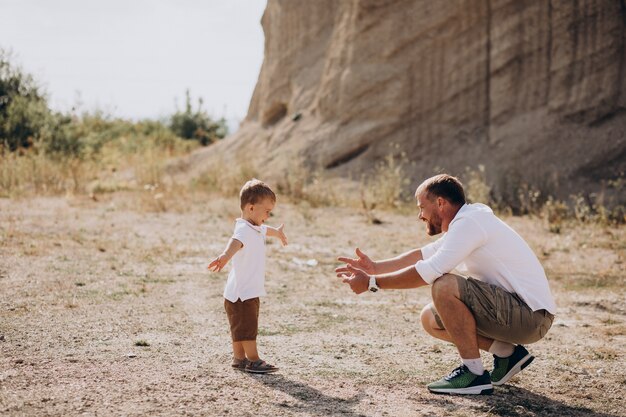 Padre con hijo divirtiéndose